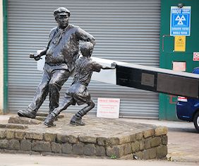 'Lockkeeper and Boy' statue by Roger Burnett at Sowerby Bridge Wharf